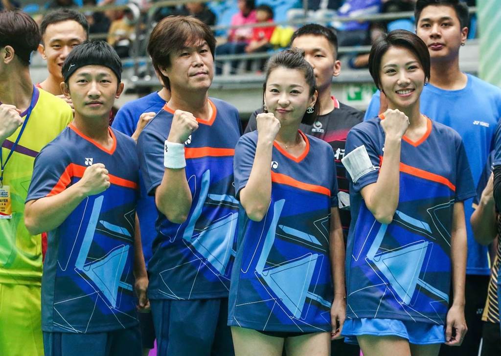 「超級達克盃」明星組對抗賽，藍隊隊長蔡昌憲（左起）率隊員吉董、六月、大牙拚比賽。（粘耿豪攝）