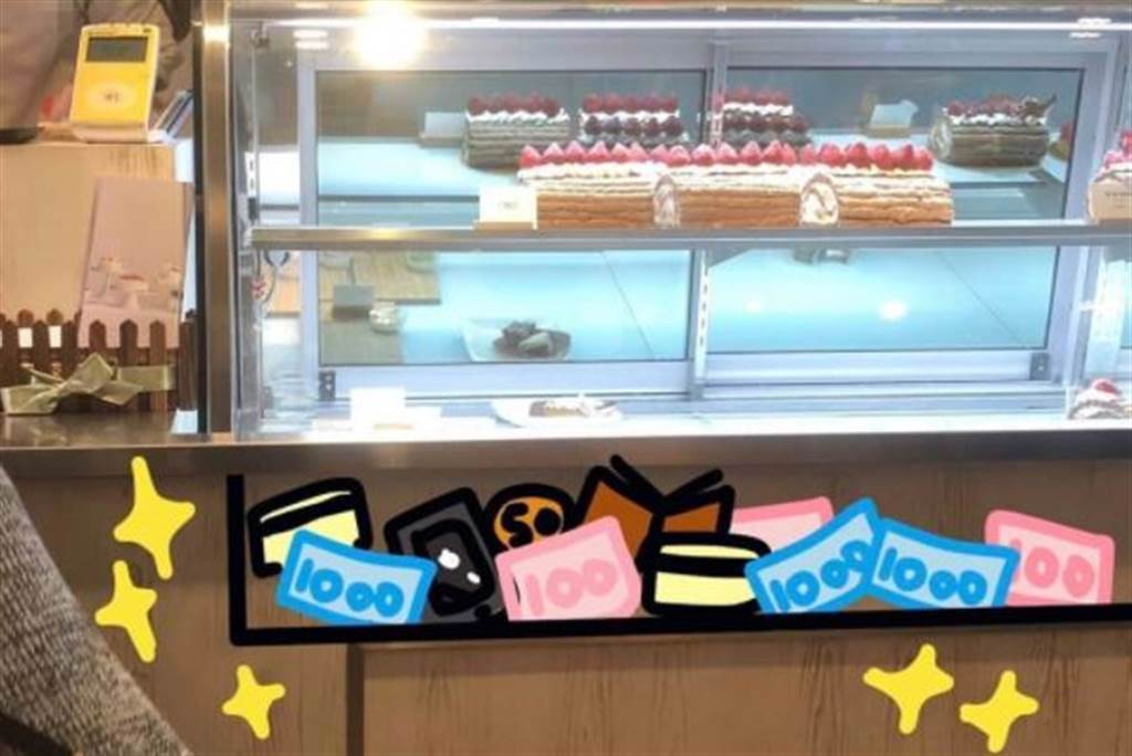 一名女網友26日到台北一家知名連鎖甜點店消費，結果信用卡不慎掉進櫃台與冰櫃之間的縫隙，沒想到就一去不回。（圖／截自爆廢公社）
