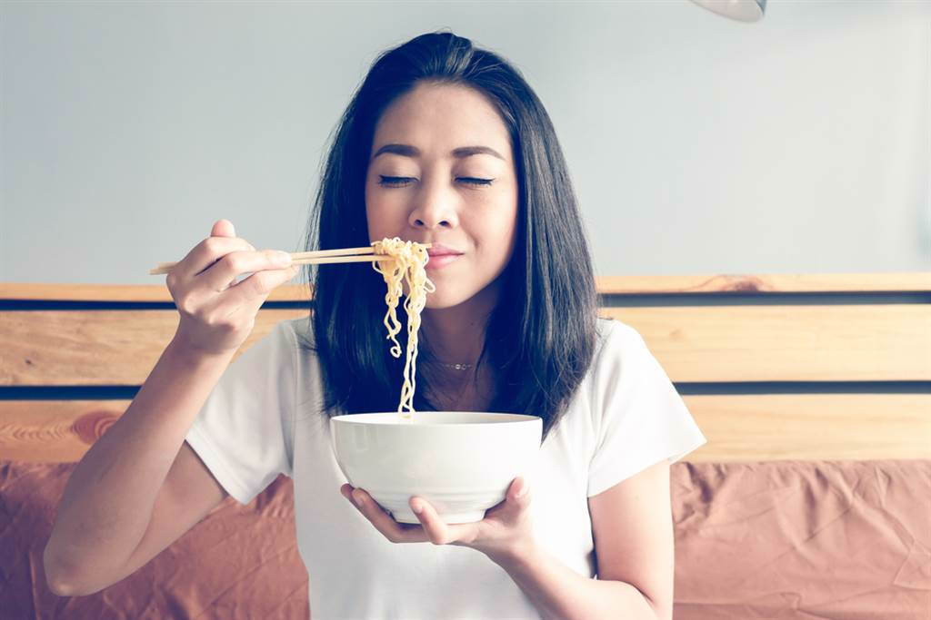 有網友分享自己吃泡麵的獨有吃法。(達志影像)