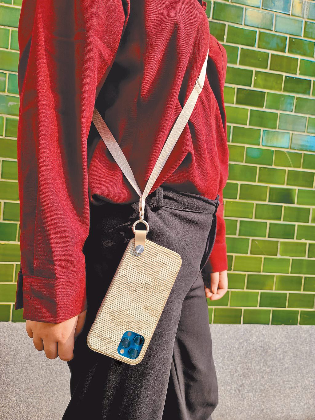 Moshi Altra iPhone腕帶保護殼，有夜幕藍及撒哈拉棕2色，定價1390元起；門市可加購可調式掛繩，加購價290元。（石欣蒨攝）