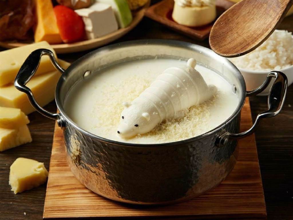 札幌起司牛奶鍋以「牛奶熊」在鍋裡泡湯，造型超萌可愛。（王品提供）