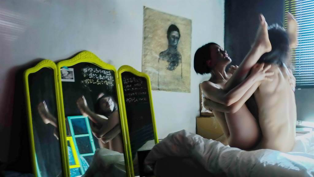 盪鞦韆式倒掛做愛《自畫像》勇奪西班牙格拉納達國際影展最佳影片金獎。(海鵬影業提供)