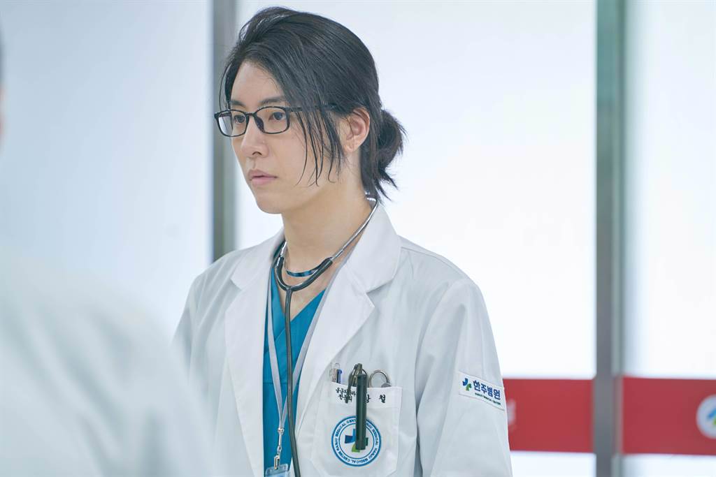 魯敏宇在《檢法男女2》中詮釋急診醫師莊哲及其另一人格K醫生。(中天娛樂台提供)