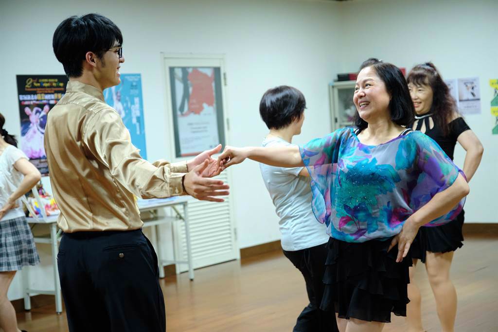 陳昊森與潘麗麗劇中一起跳國標舞。（公視提供）