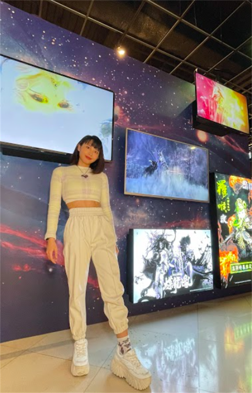 ↑李芷婷首次參觀霹靂實體特展，感受新潮感十足的霹靂宇宙。（霹靂國際多媒體提供）