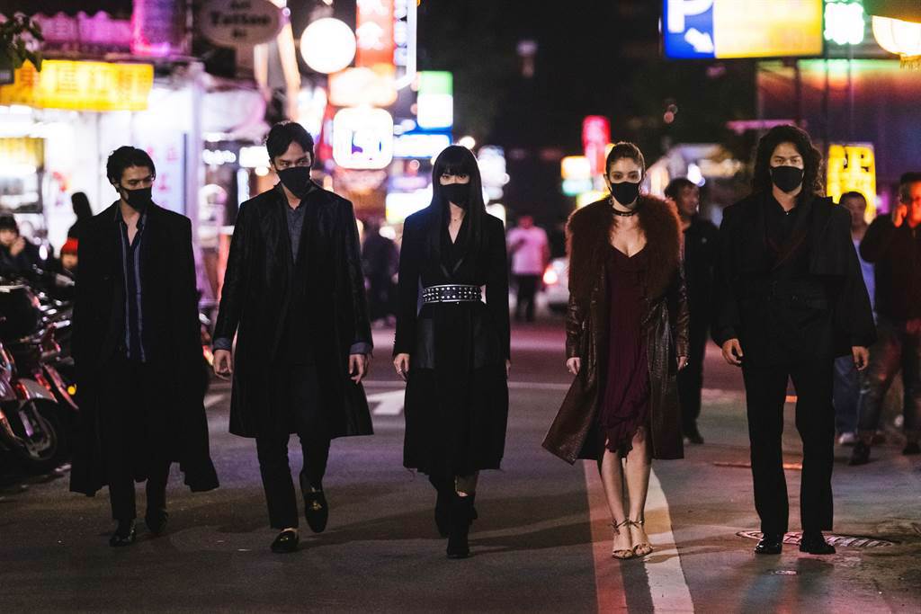 薛斯布隆（左起）、曹晏豪、鍾瑶、安妮、阮承恩在《狂歡時刻》戴上口罩，意外符合時事。（光譜映像提供）