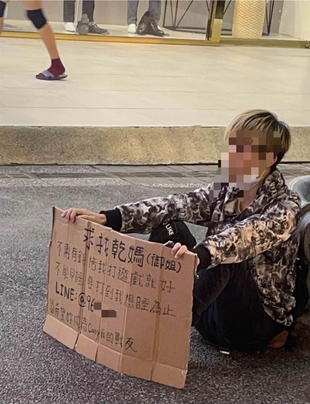 網友發現一名小鮮肉坐在西門町街頭找乾媽。(圖擷取自爆廢公社二館)
