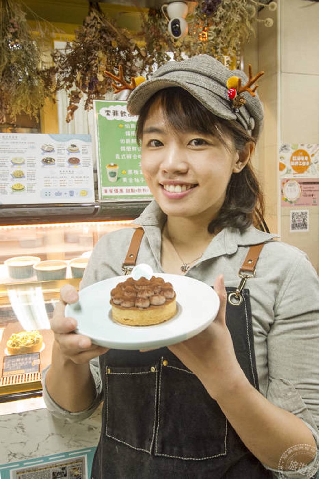 台北101觀景台明年1月至6月針對成人購票加送美食街指定手搖飲、89樓雙層巴士造型雞蛋糕，每日限量600份。（台北101提供）