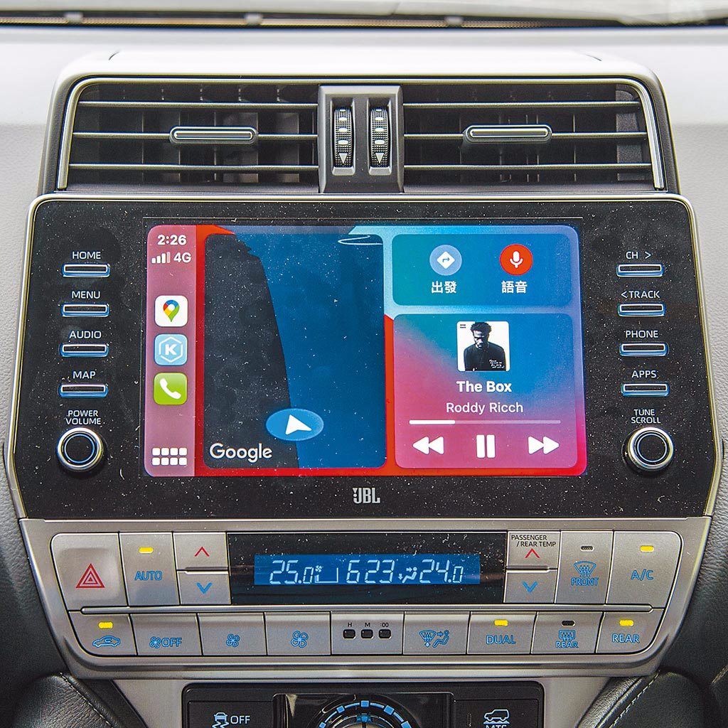 中央顯示幕支援Apple CarPlay，在越野或停車時可切換環景影像。（陳大任攝）
