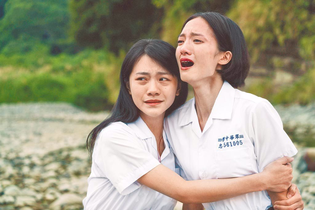 韓寧（右）飾演的「方學姊」與「學妹」李玲葦目睹張老師行刑傷心得淚如雨下。（公視提供）
