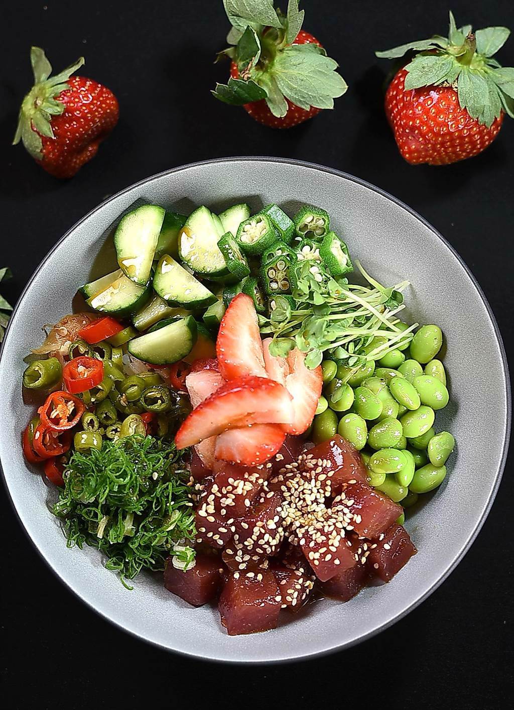 〈草莓波奇〉的創作靈感來自夏威夷的「生魚片蓋飯」（Poke Bowl)，是一兼顧健康與「美拍」的「高顏值料理」。（圖／姚舜）