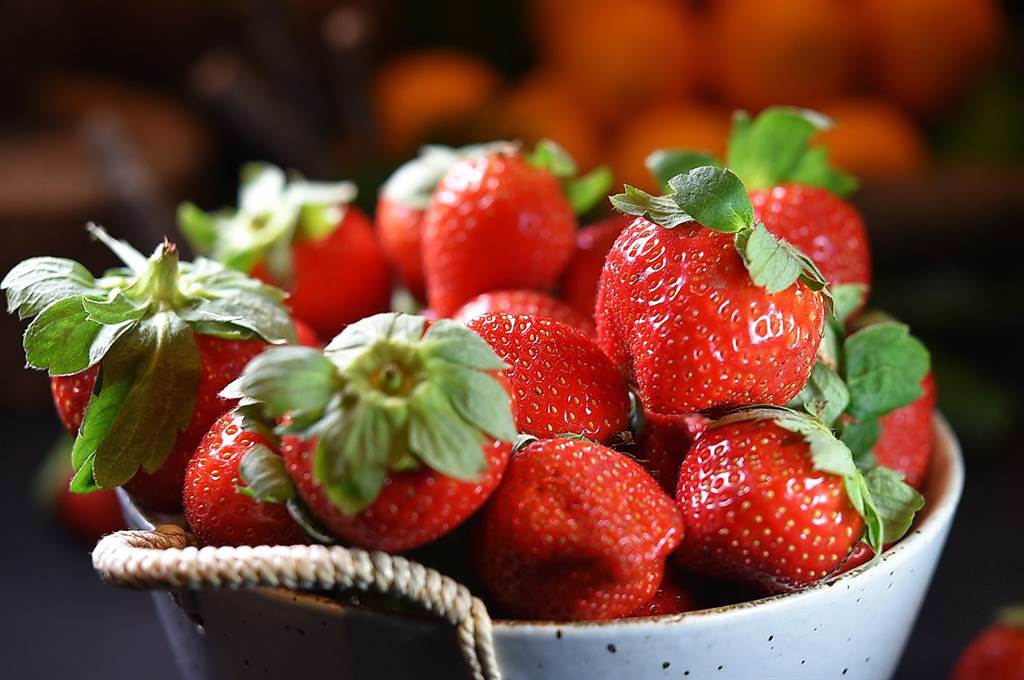 〈草莓馬丁尼〉創作靈感源自於葡萄牙著名甜點〈米糠布丁〉，主廚先以自製草莓醬鋪底，再疊上打發鮮奶油、灑餅乾碎，最後鋪上新鮮草莓片、藍莓與優格微波蛋糕，再撒上杏仁堅果碎粒，成品有如小花園。（圖／姚舜）