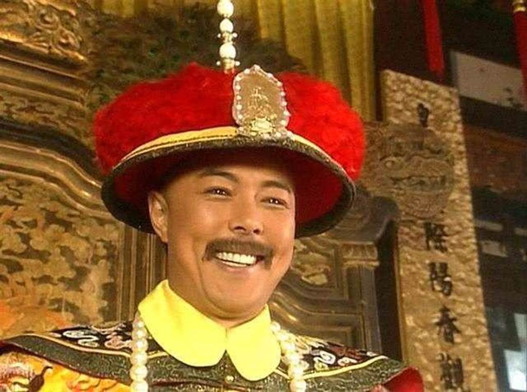 男星張鐵林在電視劇《還珠格格》中飾演乾隆皇。(圖/ 摘自微博)