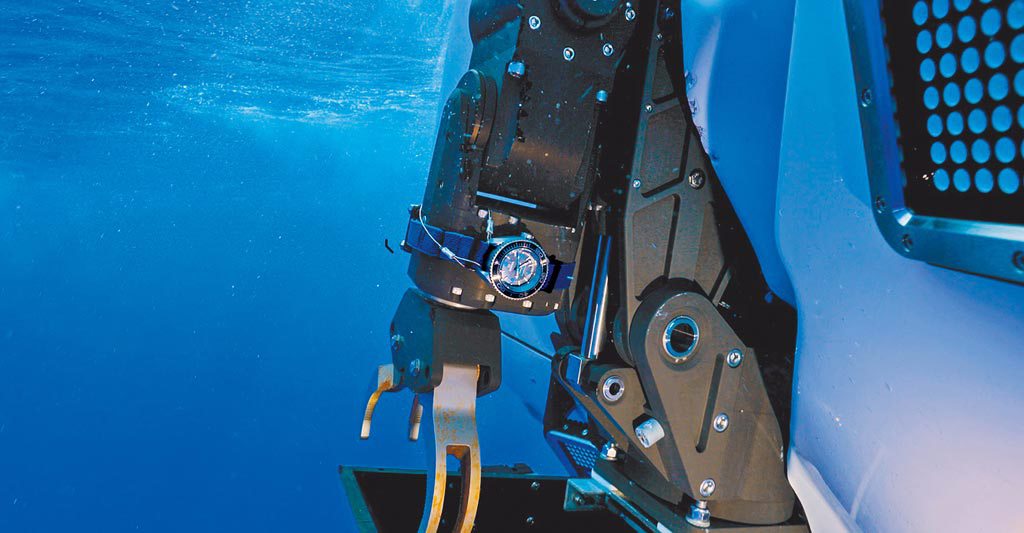 歐米茄創新海馬「Ultra Deep」潛水表安裝在潛水艙機器人手臂上，下潛至1萬934公尺海底。（歐米茄提供）