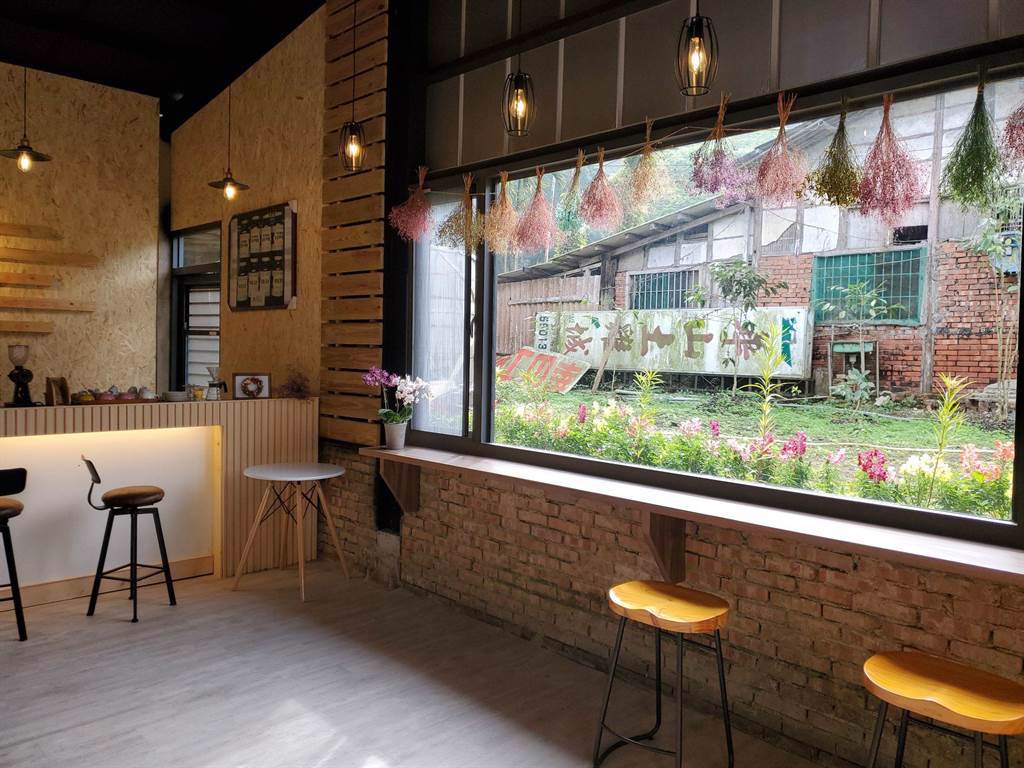 古坑鄉華山村民打造的公共空間「滾石咖啡館」美得就像真的咖啡館一樣。（周麗蘭攝）