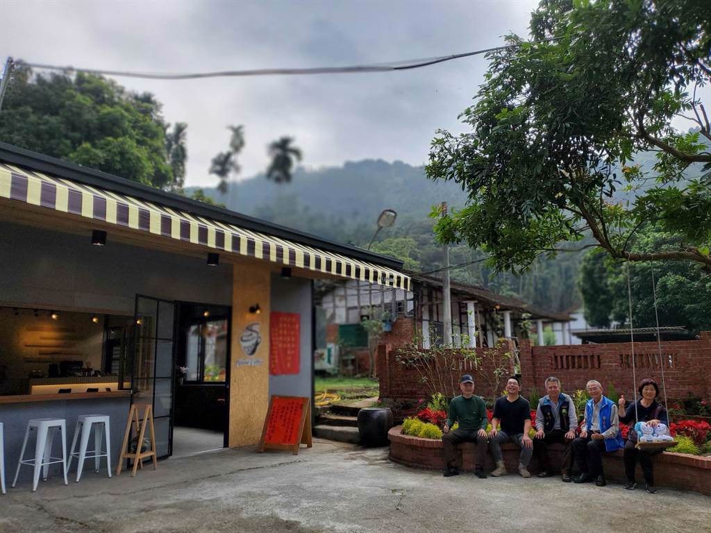 古坑鄉華山村剛打造完工的公共空間「滾石咖啡館」，內外連成一氣。（周麗蘭攝）