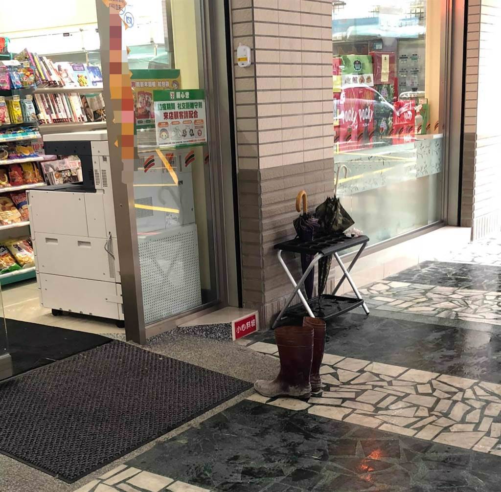 一名網友表示，昨日看見一名工地師傅在超商門口將沾滿泥土的雨鞋脫下，就怕雨鞋弄髒店內地板。(圖取自爆廢1公社)