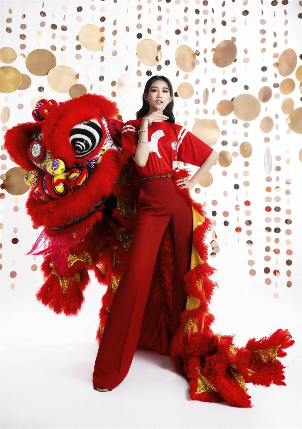 宋蘋恩以英倫典雅風格的品牌chloe和紅色「關公獅」亮相。（微風提供）
