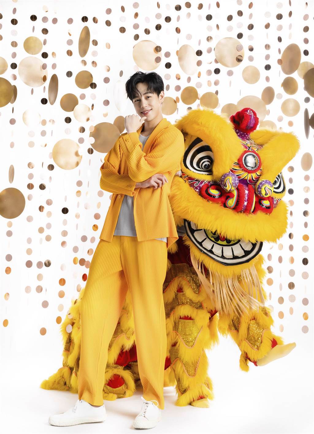 孫麥傑則身穿HOMME ISSEY MIYAKE和黃色「黃忠獅」拍攝封面。（微風提供）