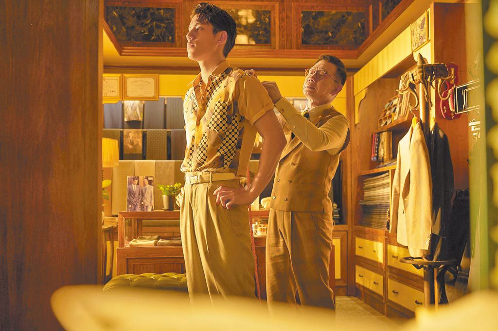 袁富華（右）《天橋上的魔術師》劇中幫朱軒洋訂製西服。（公視提供）