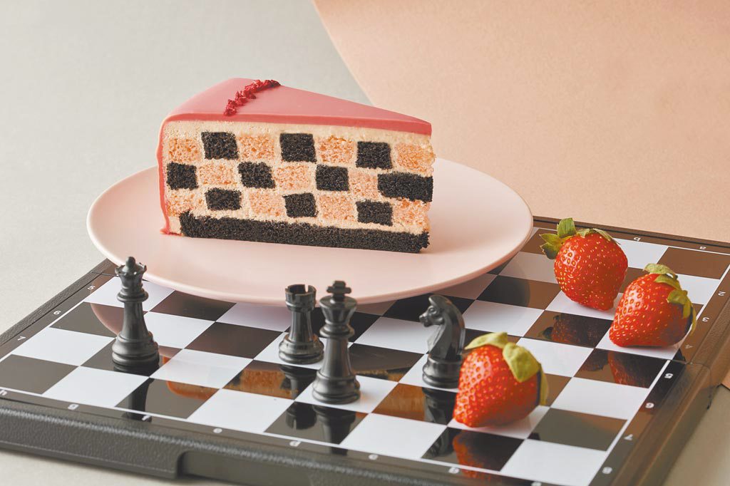 Lady M草莓巧克力棋格蛋糕，呈現夢幻的乾燥玫瑰色，9吋2800元、切片280元。（Lady M提供）