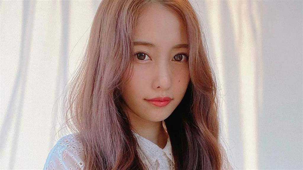 25歲天使嫩模只穿比基尼濕身解放f級豐滿雙球 觸娛樂