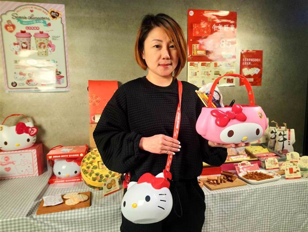 85度C今年春節邀請粉紅教主Hello Kitty和My Melody助陣，推出消費滿額加價購活動。圖/曾麗芳