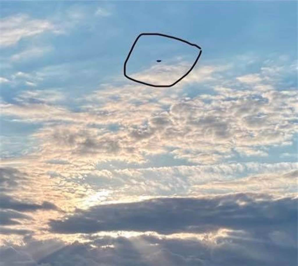 網友元旦遊台東隨手拍了天空，照片中上方的位置，出現黑色不明物體，乍看很像是UFO，引發網友熱議。（圖／蔡姓網友提供）