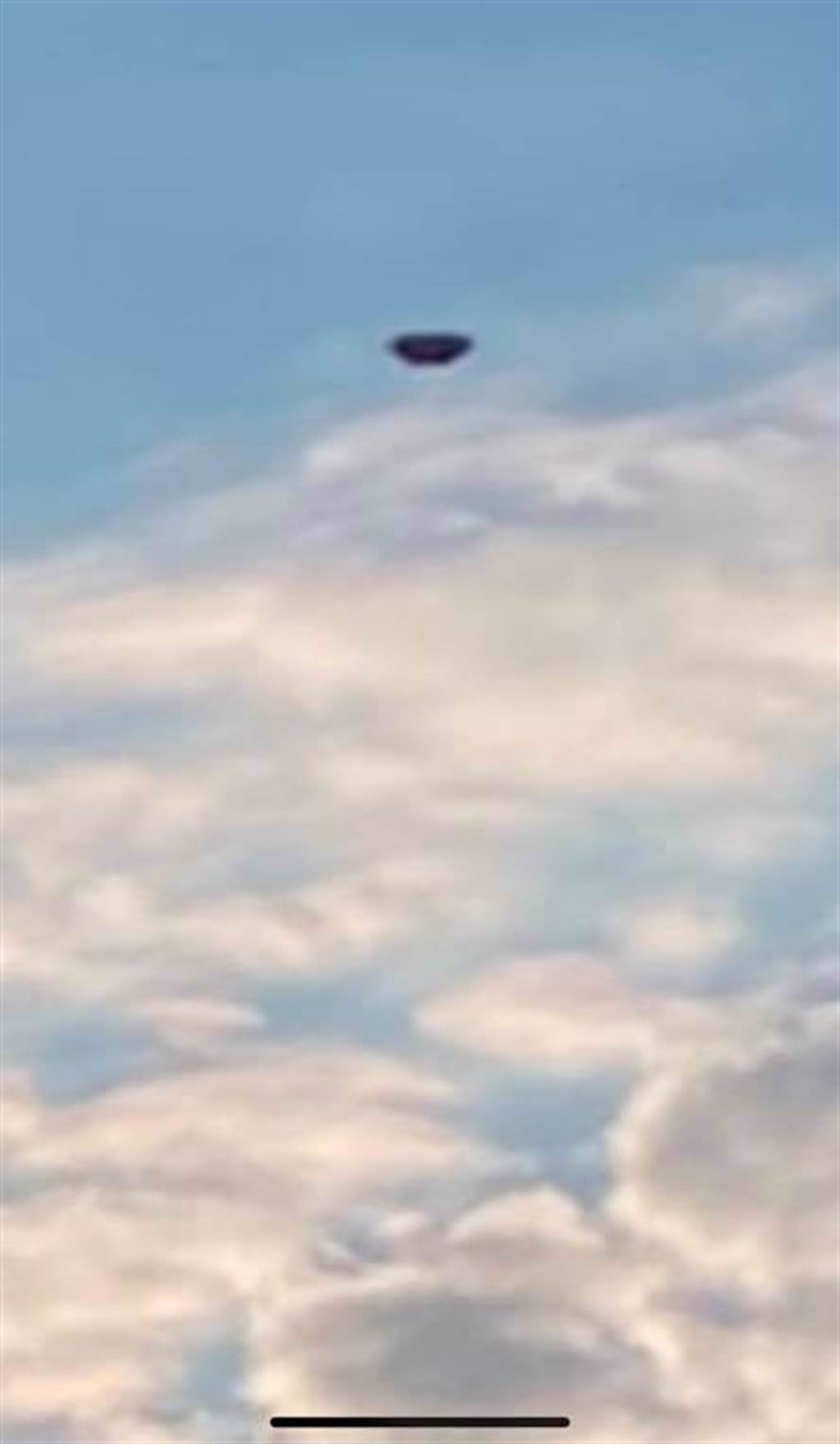 網遊台東意外拍到黑色不明物體，乍看之下很像是UFO，引發網友討論。（圖／蔡姓網友提供）