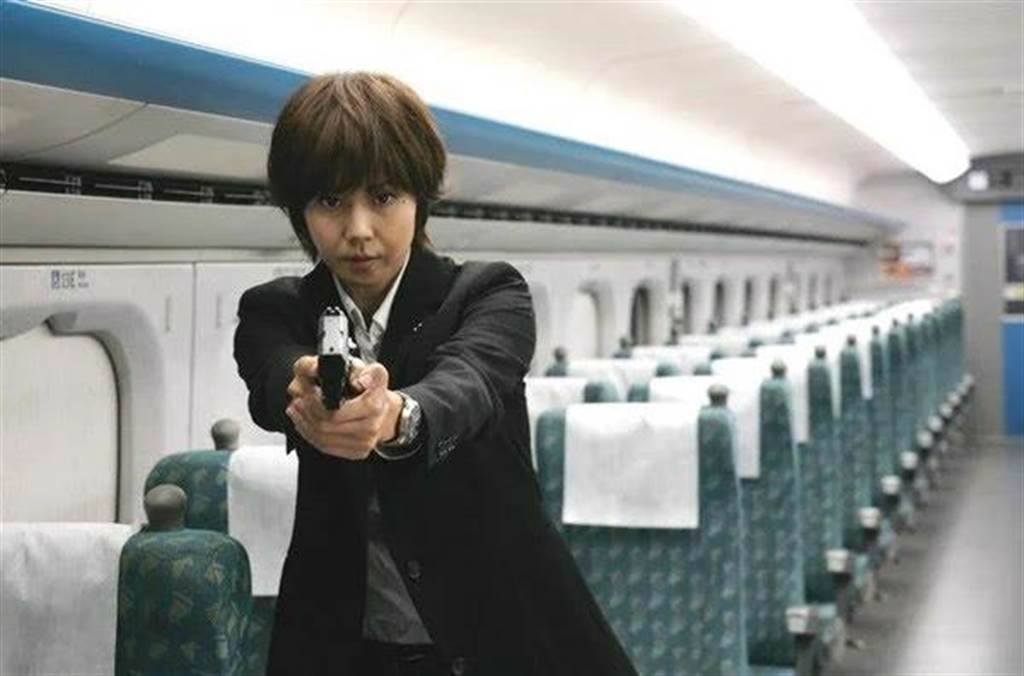 《十億追殺令》女主角松嶋菜菜子跟著台灣高鐵一起入鏡（安可電影提供）