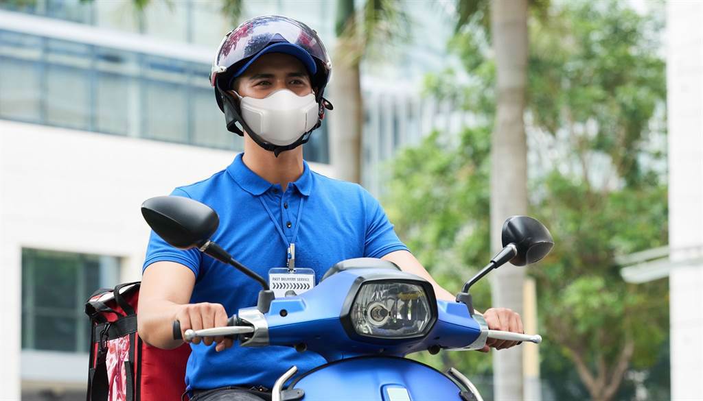 LG PuriCare口罩型空氣清淨機，無論行走或騎車時配戴，都可帶來好空氣。（LG提供／黃慧雯台北傳真）