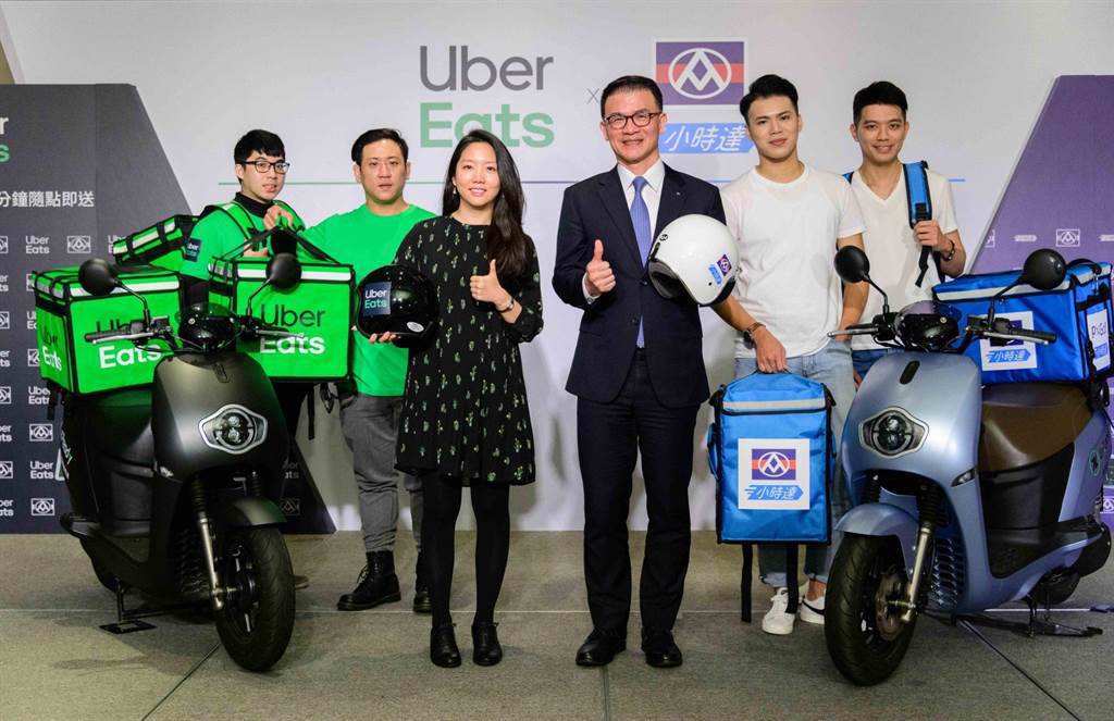 全聯總經理蔡篤昌（右1）與Uber Eats台灣總經理李佳穎(右2）為「PXGo!小時達」和Uber Eats雙平台8日上線服務站台。（全聯提供）