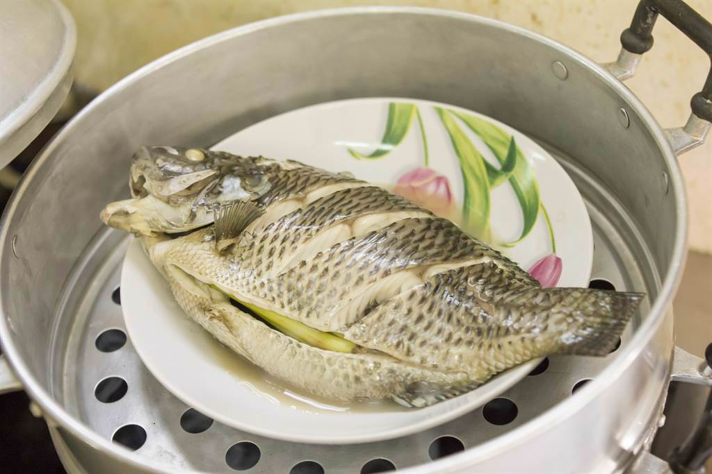 一位網友透露，只要透過「微波爐」就能煮出一道接近完美的鱸魚料理，不用花3分鐘就能上桌。（示意圖／Shytterstock）

