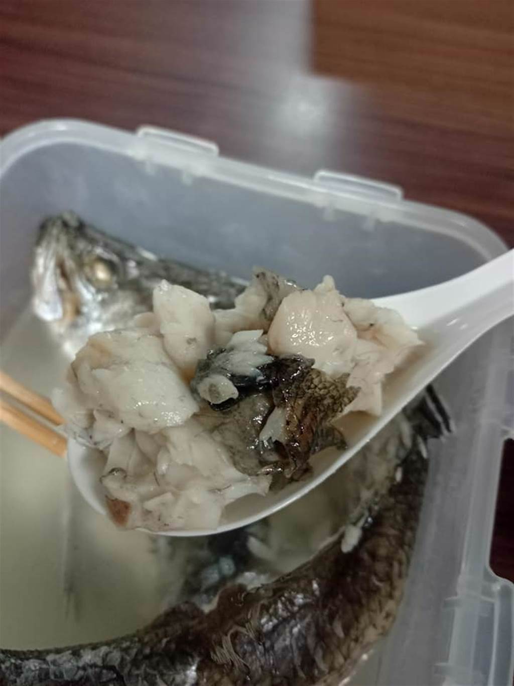 網友分享「最能保留全聯鱸魚原味的料理方法」，要將微波爐放入保鮮盒，並用微波爐加熱三次就能上桌。(摘自全聯消費經驗老實說)