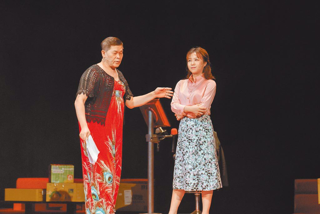茵聲（右）和澎恰恰在舞台劇《麗晶卡拉OK的最後一夜》對戲精采。（摘自臉書）