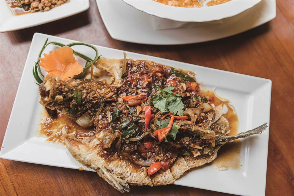 「泰美泰國原始料理」主打泰北風味，菜色注重酸、甜、辣三者的平衡。下圖為酸辣開胃的泰北傳統脆炸羅望魚。（圖／林冠良提供）