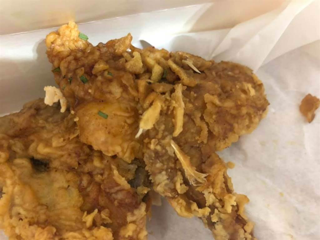 女網友網路訂購肯德基，打開餐點卻驚見雞肉上插滿細細的雞毛，讓網友崩潰直呼，太噁心了。（圖／翻攝自爆怨2公社）