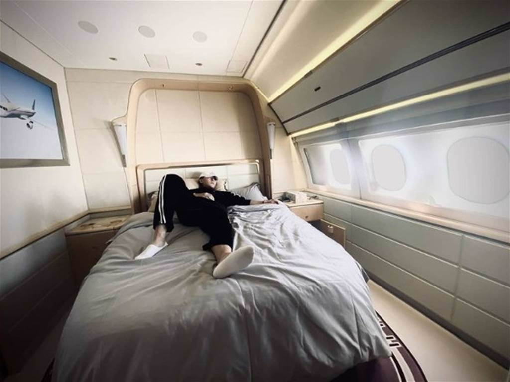 在飛機上還有超大雙人床。(圖/翻攝自黃子韜微博)