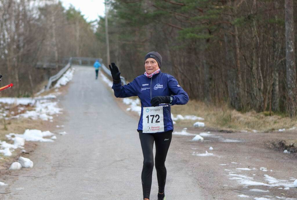 75歲老奶奶Vera Nystad日前在挪威參加奧勒松新年馬拉松以3小52分鐘19秒改寫75-79歲年齡組女子馬拉松世界紀錄。(翻拍.kondis網站)