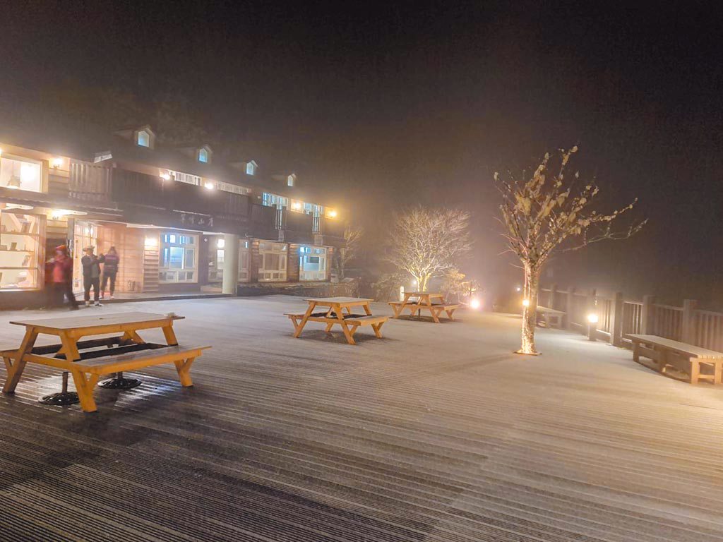 宜蘭太平山的翠峰山屋7日晚間飄雪。（羅東林管處提供／胡健森宜蘭傳真）
