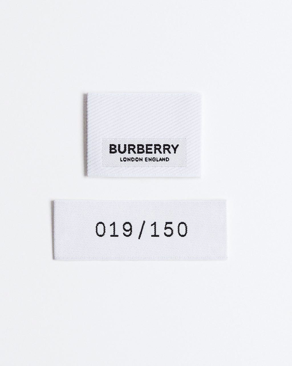 Burberry未來經典系列的特殊版本編號，全球限量150件，僅在業績最好的前15間專賣店販售。（Burberry提供）