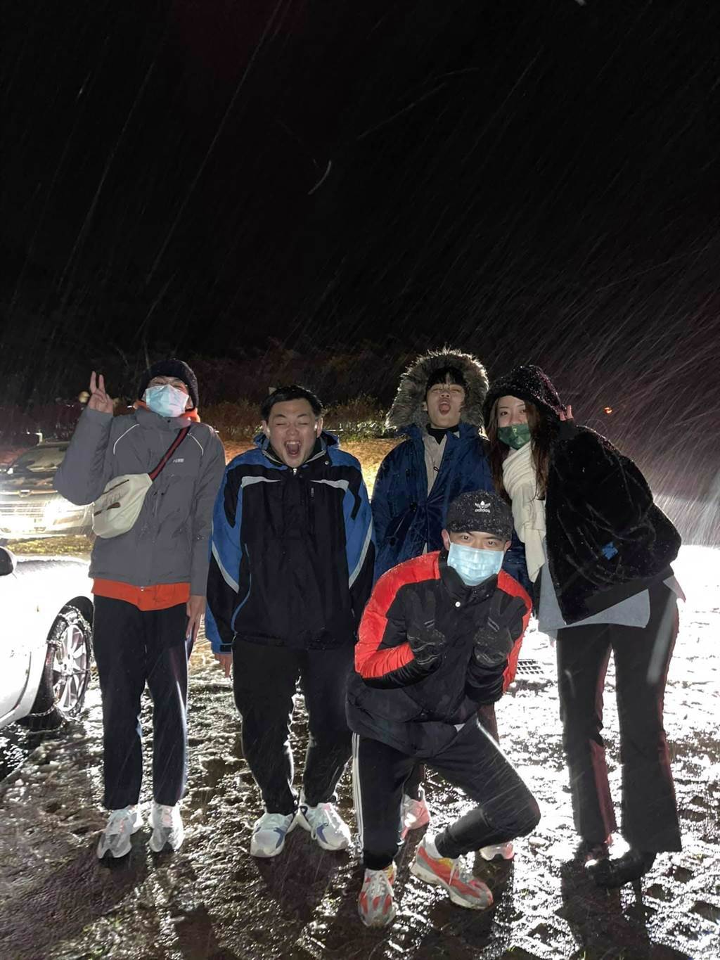 陽明山降下2021年初雪！民眾開心堆起雪人狂拍照留念。（民眾陳義夫提供／吳康瑋台北傳真）