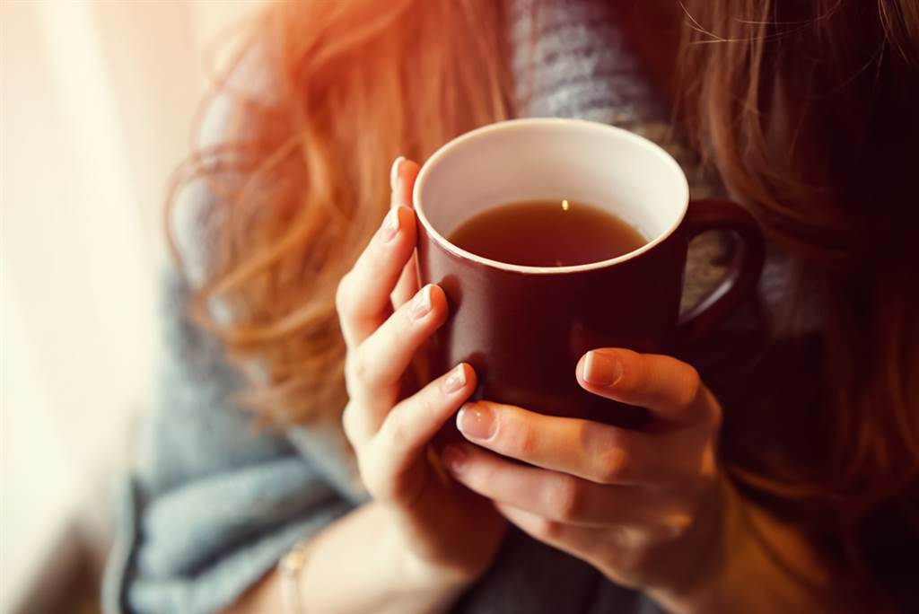 天寒易手腳冰冷，中醫師推薦2款養身茶，喝了身體暖暖，是冬季的天然暖暖包。（示意圖／Shutterstock）
