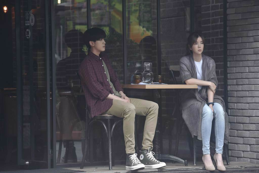 吳思賢（左）、李佳穎首次合作拍攝MV。（傳奇星娛樂提供）