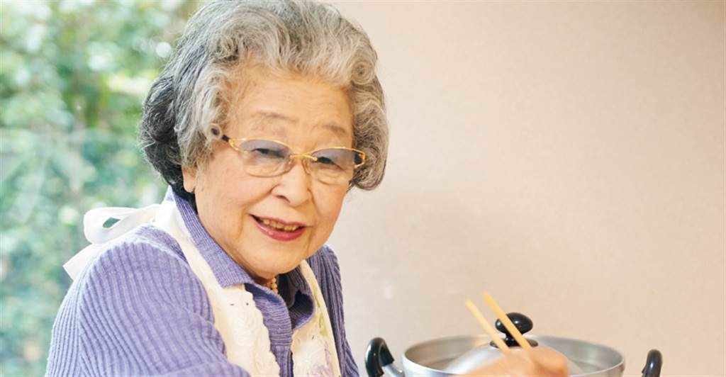 日本長壽女星鈴木登紀子近日傳出病逝，享年96歲。(圖/ 摘自NHK料理公式推特)