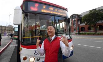 邰智源花一年考試當一日老司機 55歲合法開公車網跪了