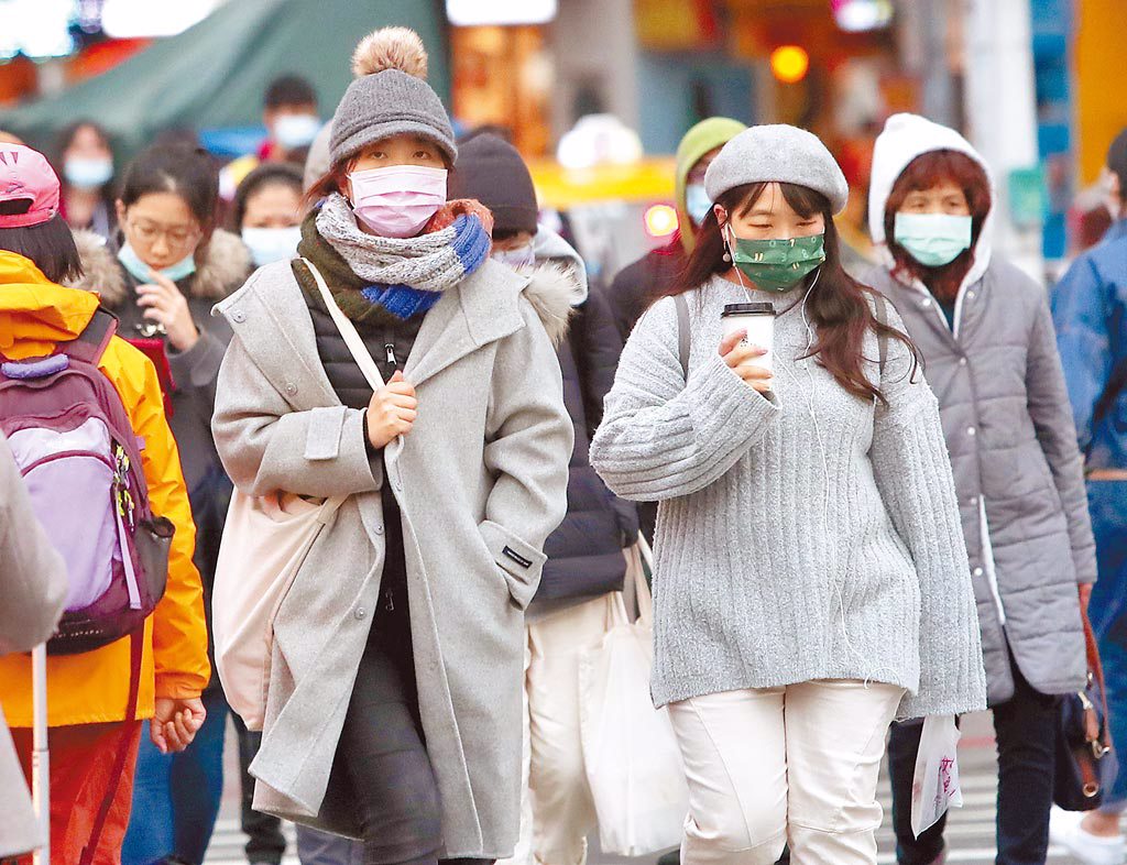 受到強烈寒流來襲影響，台北市8日白天只有7度，民眾紛紛穿起禦寒的衣物保暖。（鄭任南攝）