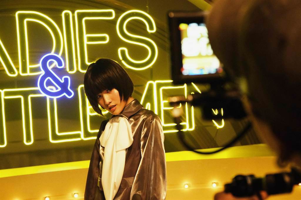 鍾明軒在〈LADIES & GENTLEMEN〉MV中一人分飾三角。(飛碟娛樂提供)