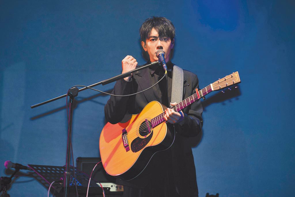 李友廷昨在台北Legacy舉辦演唱會，在台上帥氣自彈自唱。（華研國際提供）