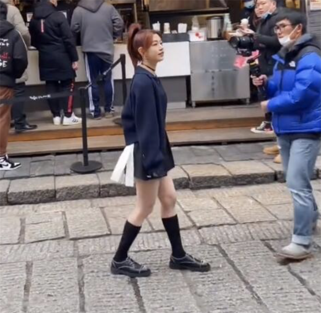 陳妍希辣穿短裙，大方秀一雙美腿。（圖／取材自新浪娛樂）